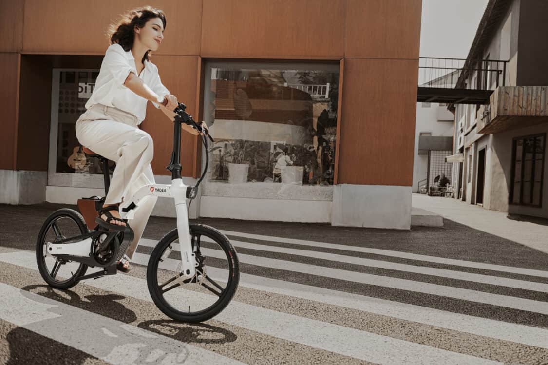 Commute with Ease: Yadea Innovator - Stylish & Compact Folding E-Bike with Smart Motor & 50 Mile Range