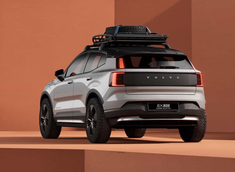 Image of 2024 2025 Volvo Cross Country, driver rear and side