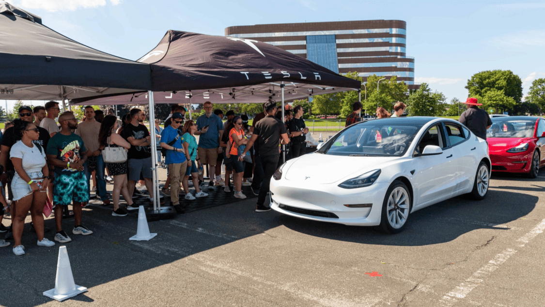 Photo of Electrify Expo New York attendees to test drive the Tesla Model 3