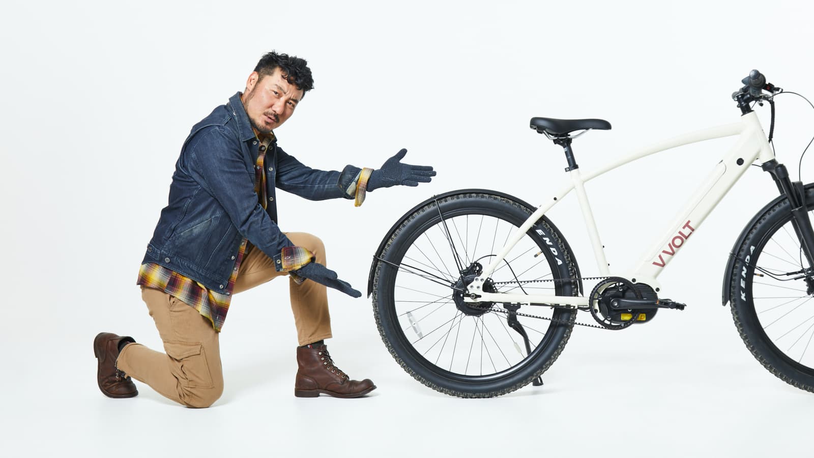 Image showcasing man with VVolt E-Mobility Sirius electric bike