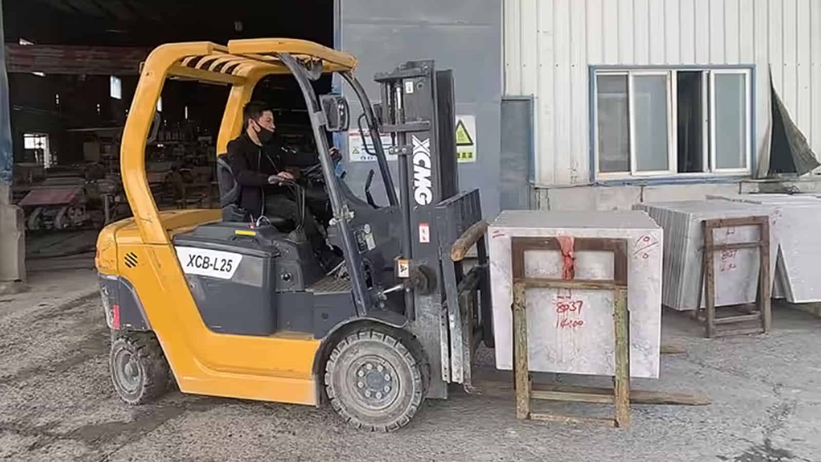 XCMG forklift XCB-L25 lifting and carrying stone