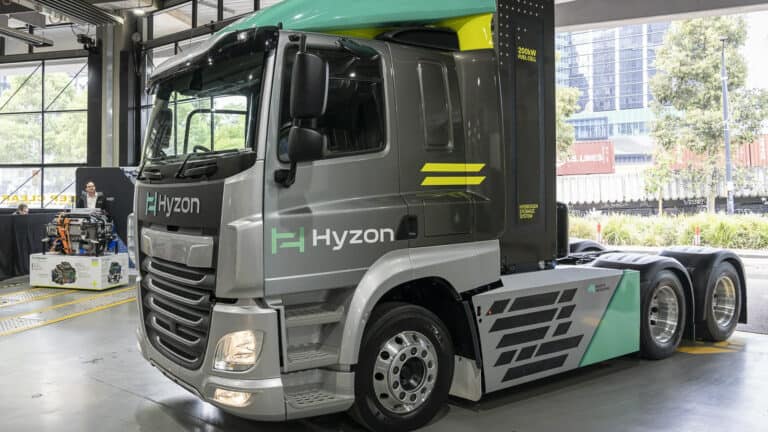 Hyzon’s Prime Mover in the foreground with John Edgley, Managing Director, Hyzon Australia standing by the newly introduced single stack 200kW fuel cell system, which powers the vehicle.
