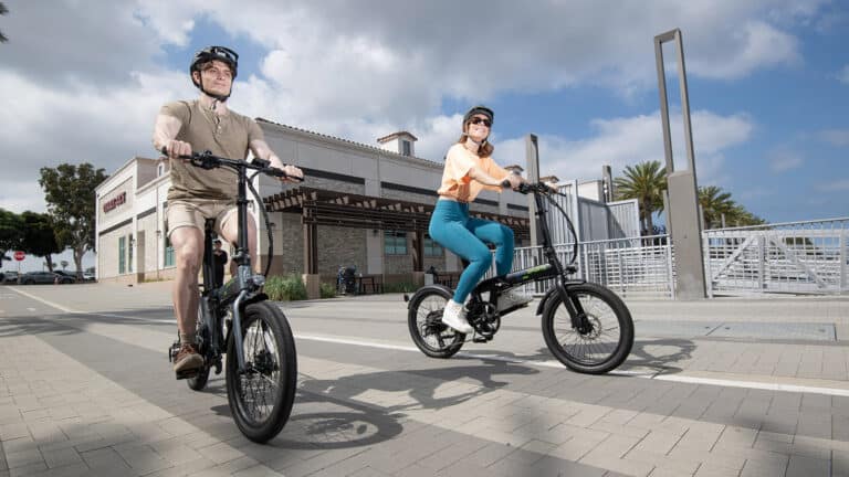 Two riders enjoying electric bikes Qualisportas Dolphin and Dolphin+