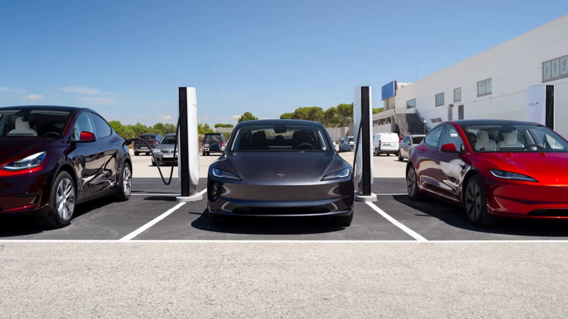 Tesla V4 Supercharger Fast Charging Charger - Model Y and Model 3