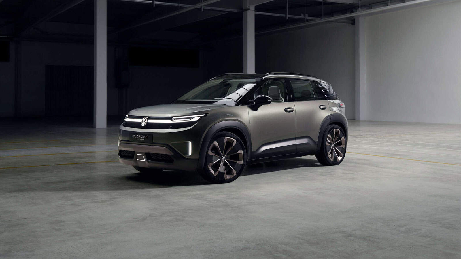 Side-front angle of the Volkswagen ID. CROSS Concept EV with 21-inch Balboa wheels and Urban Jungle finish.